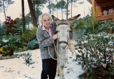 Agustín García Calvo con el burro Rafael.jpg